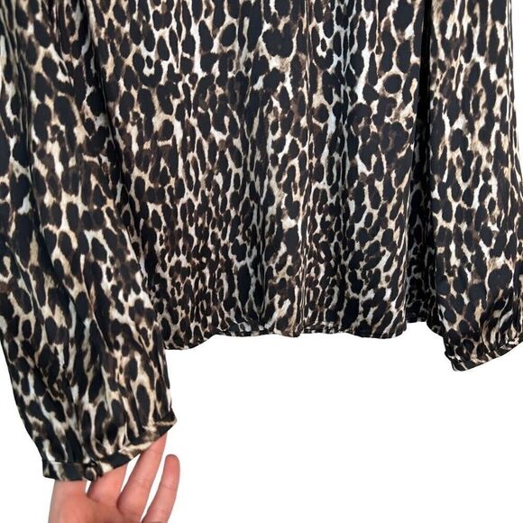 Banana Republic Satin Cheetah Print Vneck Blouse Pleated Shoulders Womens Large - Picture 4 of 9